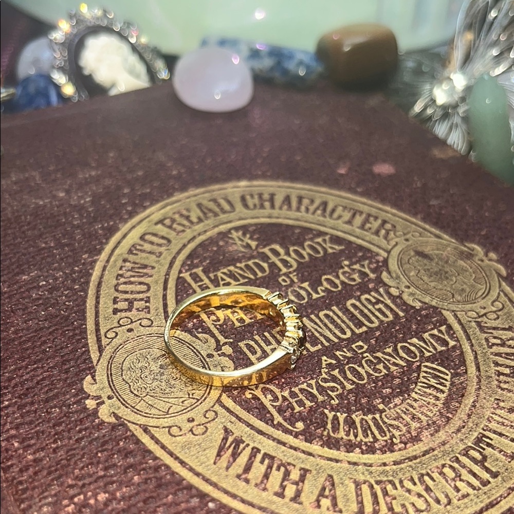 Elegant Vintage Gold and Red Gemstone Ring - Picture 6 of 7